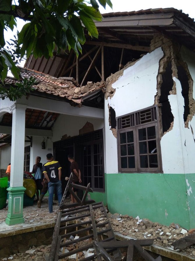 dampak gempa di banten