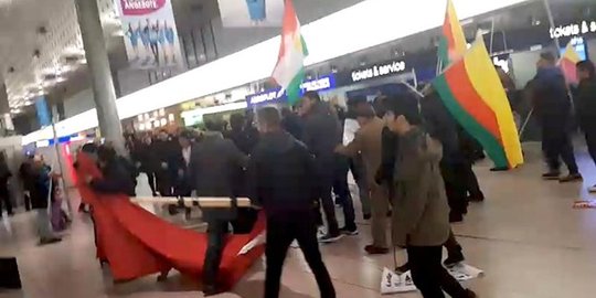 [Video] Pendukung Kurdi tawuran dengan warga Turki di bandara Jerman