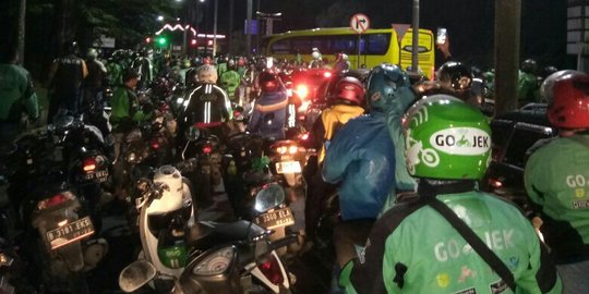 Salah paham, ratusan pengemudi ojek online datangi ojek pangkalan di Depok