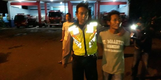 Ngebut dan tabrak puluhan motor, pengemudi mobil di Surabaya diamuk massa