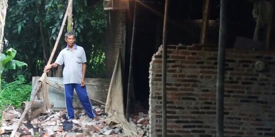 Masdurin terdiam ratapi tembok rumah ambruk usai gempa Banten