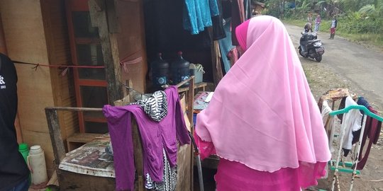 Sejak semalam, korban gempa di Banten mengaku belum dapat bantuan makanan