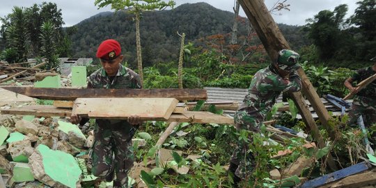 Aksi Kopassus bantu bersihkan puing rumah korban gempa di Bogor