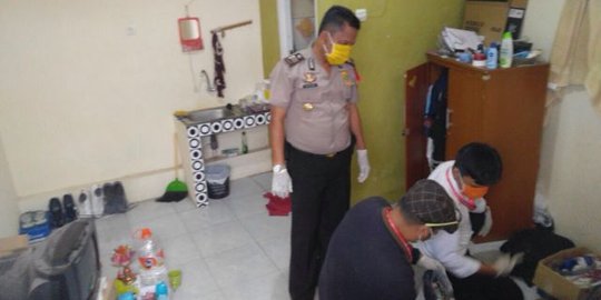 Geledah rumah kos, polisi sita buku catatan dan flash disk milik PSK gay Depok