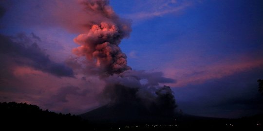 Pesona letusan Gunung Mayon di Filipina yang memikat wisatawan