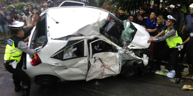 Kia Picanto ketabrak kereta api sampai ringsek, pengemudi 