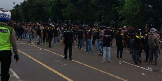 Tiga ormas bentrok di depan Plasa Pemkot Bekasi
