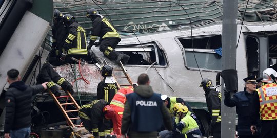 Kereta anjlok parah di Italia, 3 tewas, ratusan luka-luka