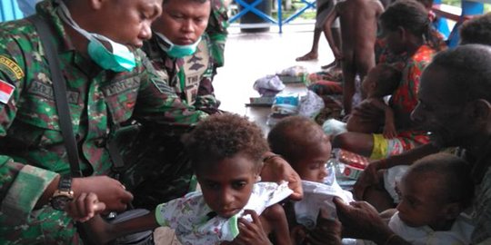Perjuangan Satgas TNI tempuh medan berat demi selamatkan warga Asmat