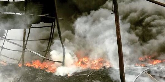 Lapak daur ulang sampah dekat Bandara Soekarno Hatta kebakaran