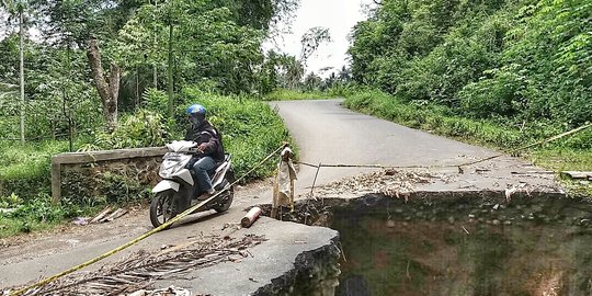 Jalan aspal di Banjarnegara ambles sedalam 3 meter tak kunjung diperbaiki