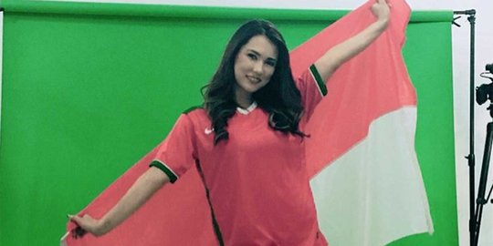 Pose Maria Ozawa saat goda netizen tanah air dengan jersey Timnas Indonesia