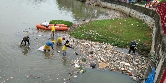 Pemkot Tangerang keluhkan sampah kiriman yang kotori Kali Cisadane