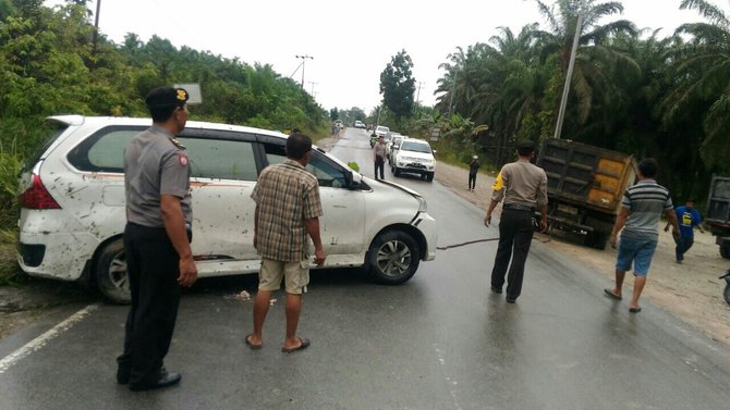 kecelakaan xenia di riau