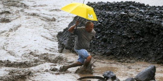 Warga Filipina nekat seberangi banjir lahar dingin Gunung Mayon