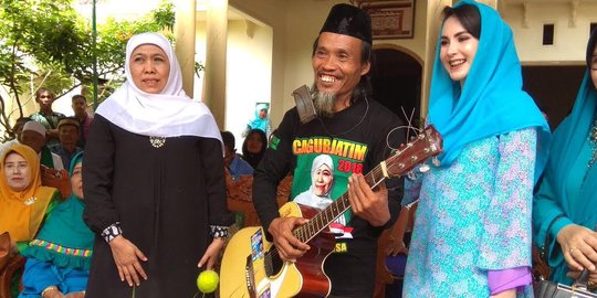 Blusukan di Trenggalek, Khofifah-Emil dapat 'hadiah' lagu dari seorang pengamen