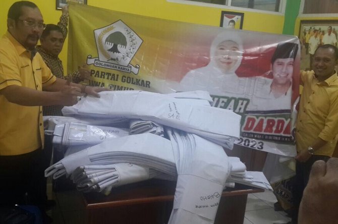 golkar sebar spanduk khofifah emil