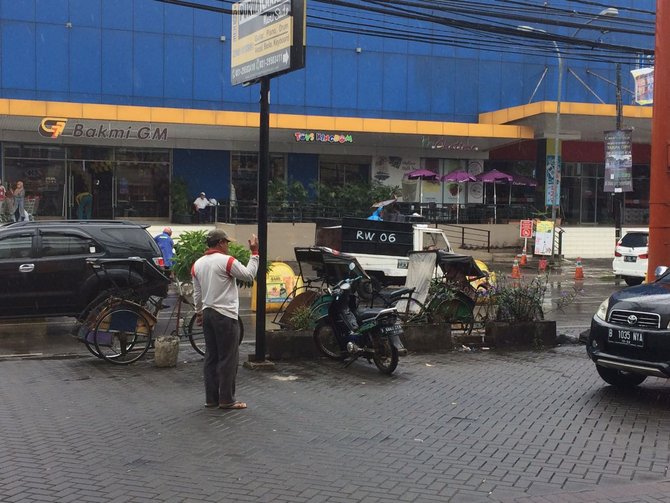 tukang becak di depok