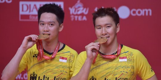 Gaya Marcus-Kevin gigit medali emas Indonesia Masters 2018