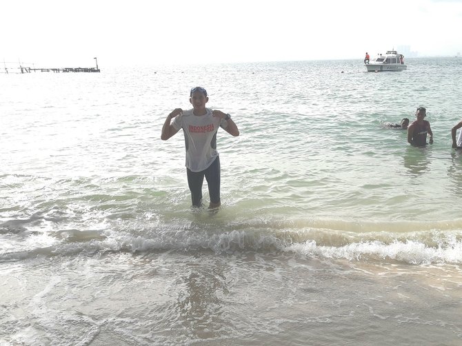 sandiaga uno berenang di pulau bidadari