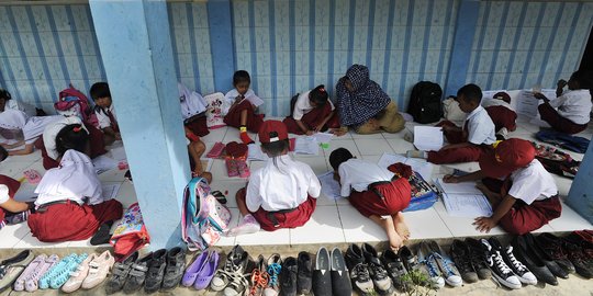 Kelas rusak berat, murid SDN Cipinang 01 belajar di teras