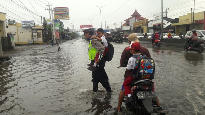 polisi gendong anak sekolah