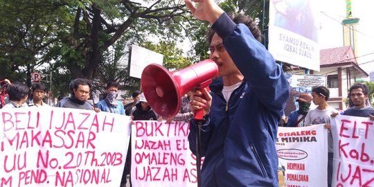 Kasus ijazah palsu Bupati Mimika, mahasiswa demo Dinas Pendidikan Makassar