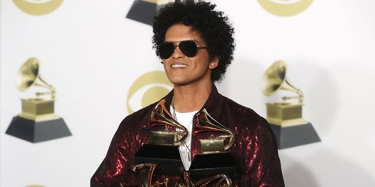Semringah Bruno Mars borong 7 piala Grammy Awards 2018