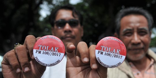 Bahaya di balik penolakan sopir taksi online pada peraturan pemerintah