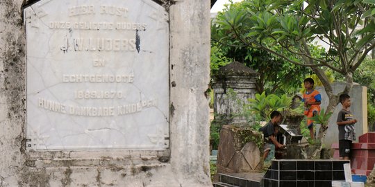 Menengok serpihan sejarah Cilacap yang terpendam dalam makam