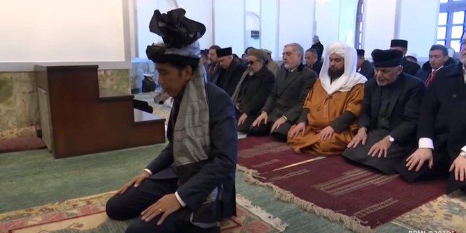 Berturban Afganistan, Jokowi jadi imam salat Presiden 