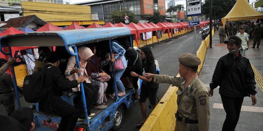 Satpol PP antar warga keliling Pasar Tanah Abang dengan mobil patroli