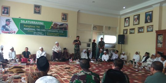 Di depan ulama Jawa Timur, Marsekal Hadi mengaku keturunan kiai