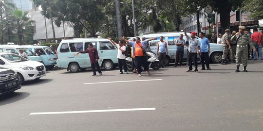 Sopir angkot kembali demo di Balai Kota minta Jl Jati Baru dibuka