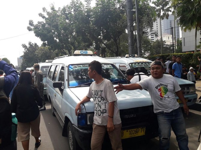 demo angkot di balai kota