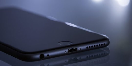 iPhone 9 adalah smartphone papan tengah tanpa wireless charging?