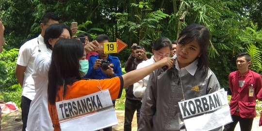 Bunuh teman karena kosmetik, Nadia santai jalani 23 adegan rekonstruksi