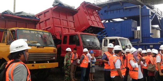 Awasi garam impor, puluhan petani garam asal Madura datangi Tanjung Perak