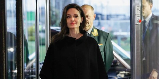Kunjungan markas NATO di Belgia, Angelina Jolie tampil menawan