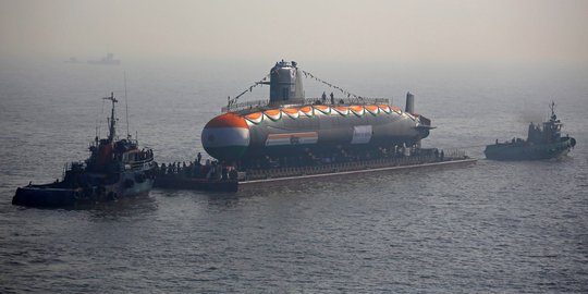 Ritual mengarak kapal selam kelas Scorpene ketiga India ke laut