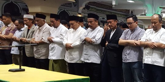 Ketua MPR dan Sekjen PAN salat gerhana bulan di Masjid Al-Azhar