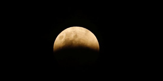 Penampakan fenomena gerhana bulan terlangka di langit Jakarta