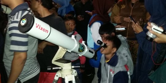Warga Yogyakarta berkumpul di Alun-alun Utara lihat gerhana bulan