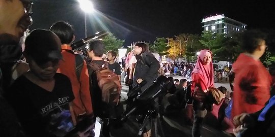 Berkumpul di Pantai Losari, warga Makassar antusias lihat gerhana bulan