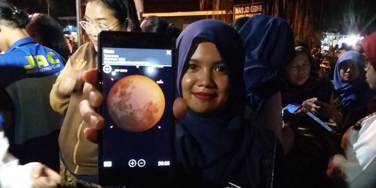 Mendung, warga Yogyakarta gunakan aplikasi untuk lihat gerhana bulan