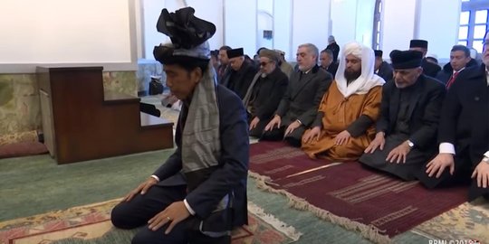 Fadli Zon sebut Jokowi pencitraan jadi imam salat di Afghanistan, ini kata relawan