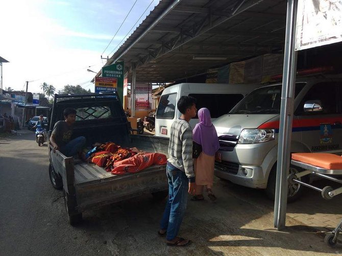 warga serang diangkut mobil bak pasir ke rumah sakit