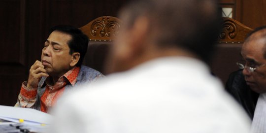 Ekspresi Setnov dengar kesaksian Hotma Sitpompul di sidang lanjutan