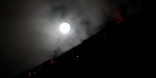 Penampakan supermoon di tengah erupsi Gunung Mayon