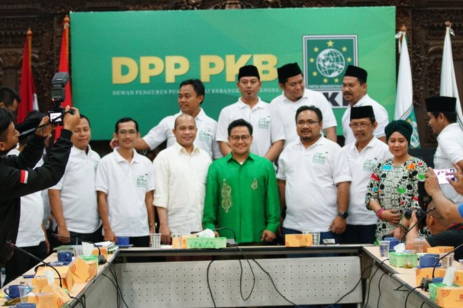 gus yaqut bersama sejumlah pengurus sambangi kantor dewan pengurus pusat dpp partai kebangkitan bangsa pkb